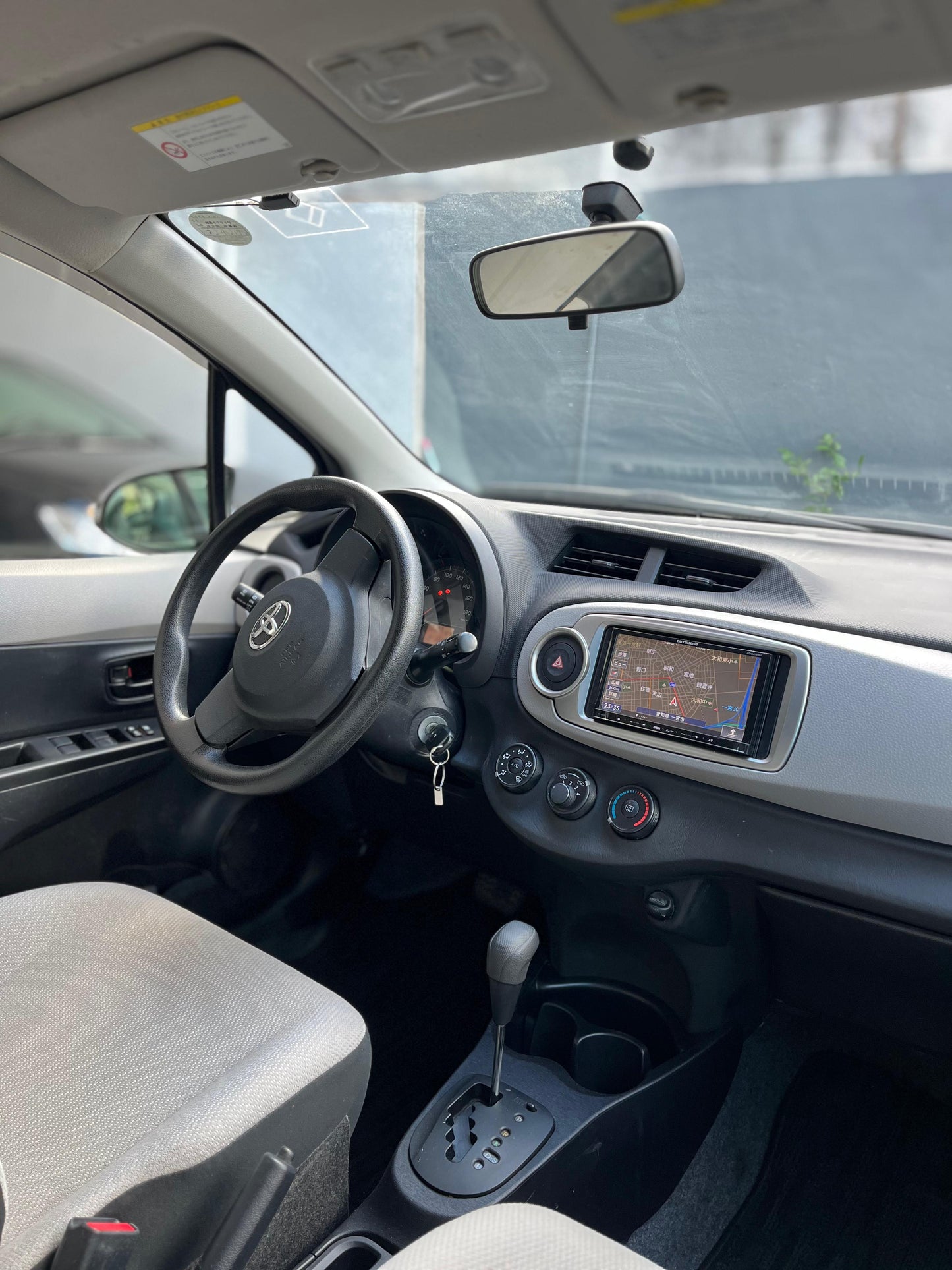 TOYOTA NEW VITZ 2011 RECIÉN IMPORTADO COLOR GRIS AUTOMÁTICO MOTOR 1300 NAFTERO