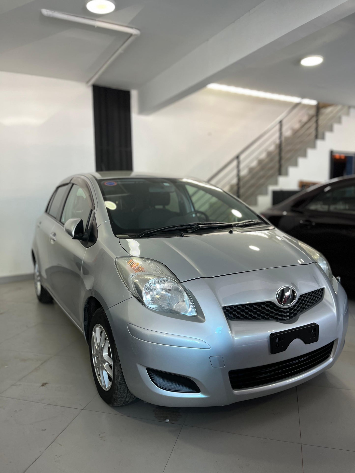 TOYOTA NEW VITZ 2009 RECIÉN IMPORTADO COLOR GRIS AUTOMÁTICO MOTOR 1300 NAFTERO
