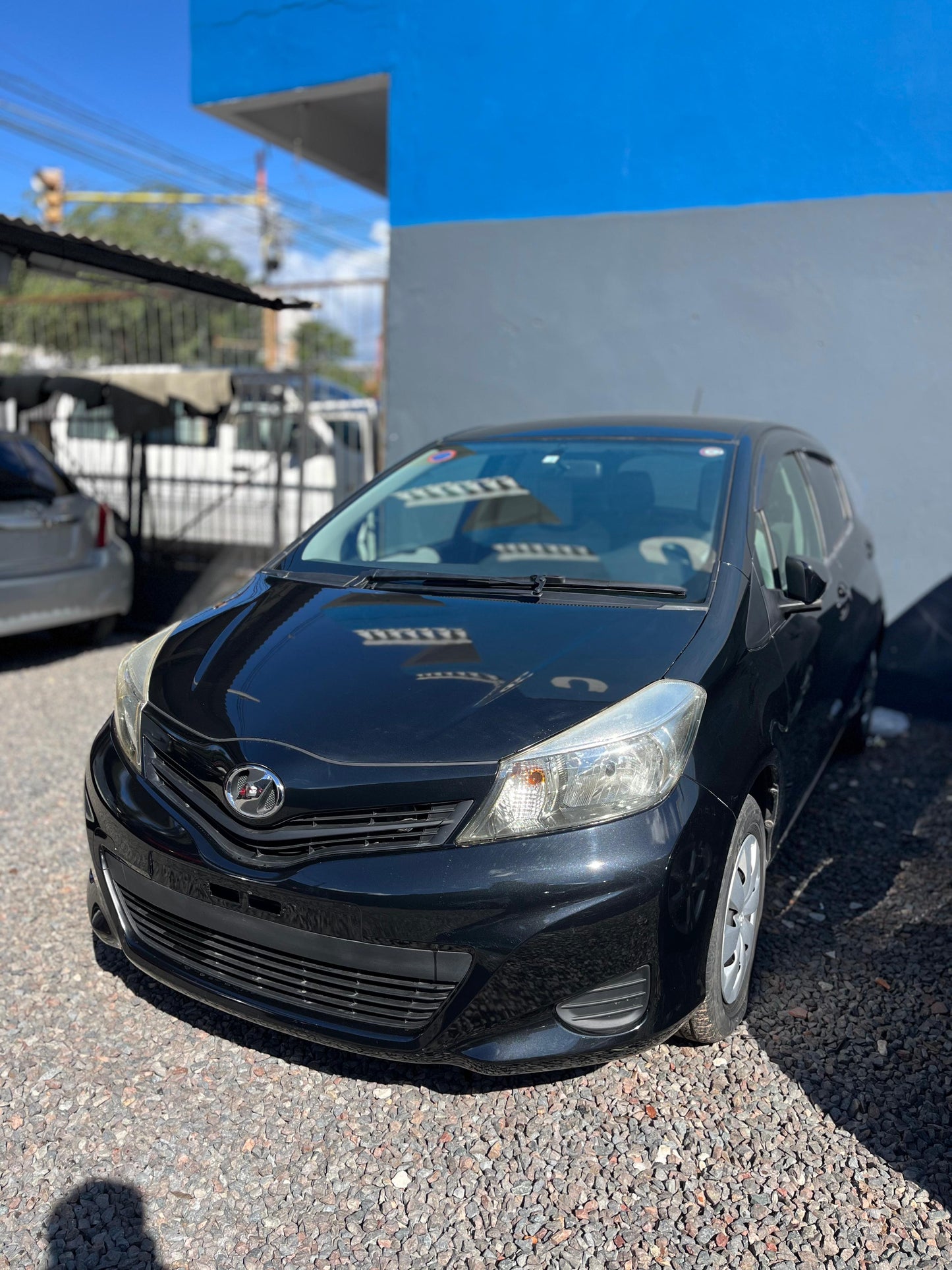 TOYOTA NEW VITZ 2011 RECIÉN IMPORTADO COLOR NEGRO AUTOMÁTICO MOTOR 1300 NAFTERO