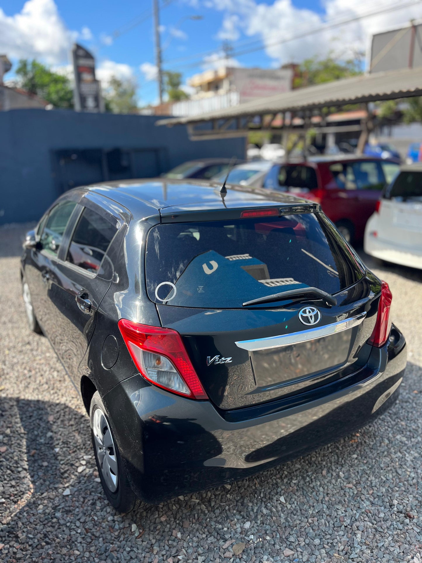 TOYOTA NEW VITZ 2011 RECIÉN IMPORTADO COLOR NEGRO AUTOMÁTICO MOTOR 1300 NAFTERO
