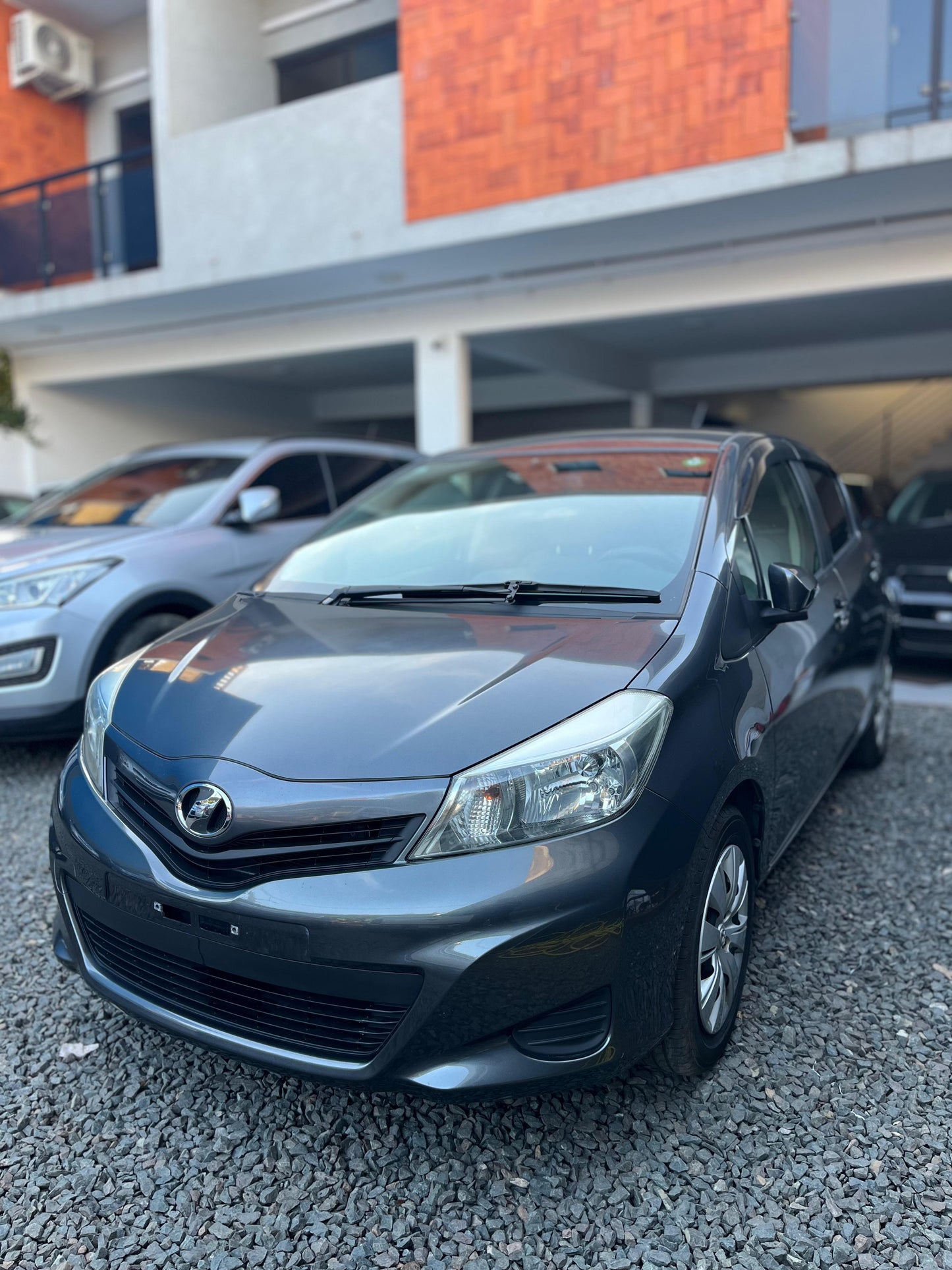 TOYOTA NEW VITZ 2011 RECIÉN IMPORTADO COLOR GRIS HUMO AUTOMÁTICO MOTOR 1300 NAFTERO