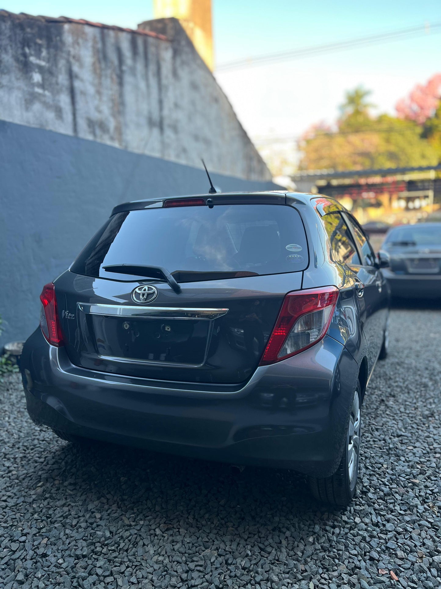 TOYOTA NEW VITZ 2011 RECIÉN IMPORTADO COLOR GRIS HUMO AUTOMÁTICO MOTOR 1300 NAFTERO