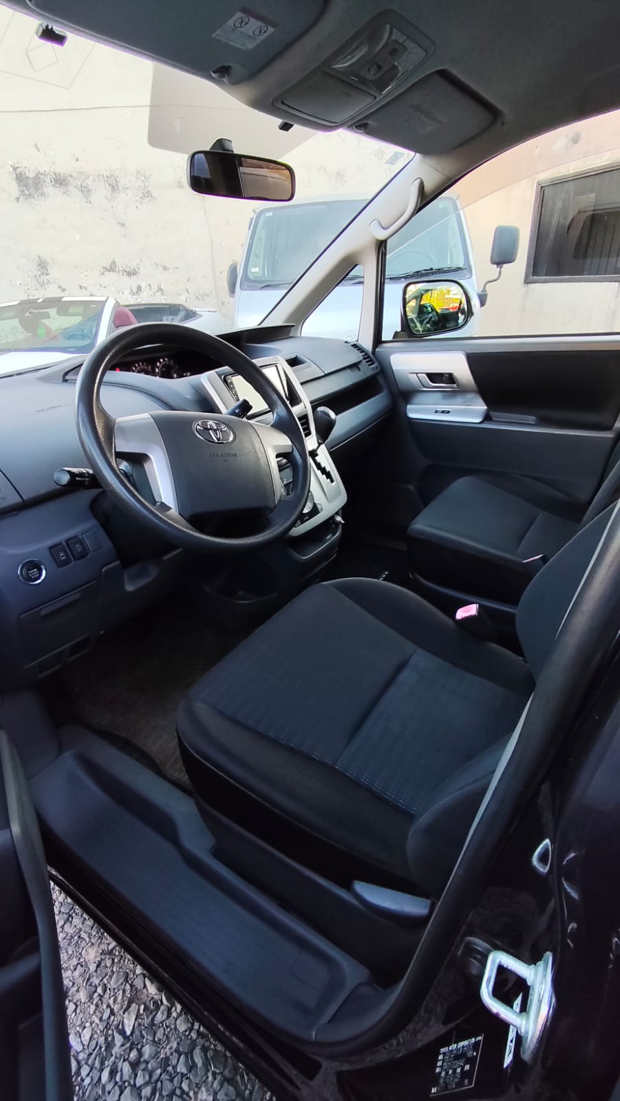 TOYOTA VOXY 2008 RECIÉN IMPORTADO AUTOMÁTICO MOTOR 2000 NAFTERO