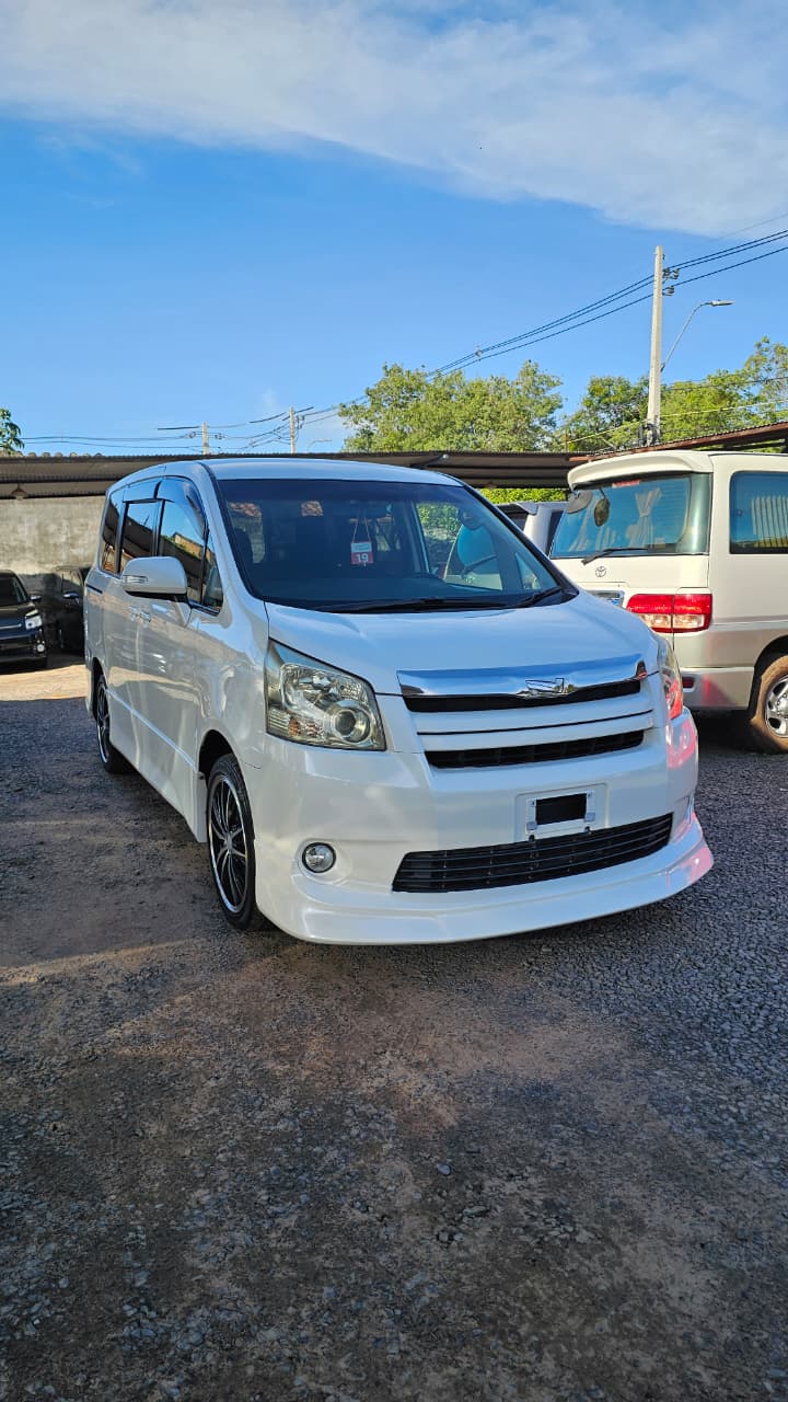 TOYOTA NOAH 2008 RECIÉN IMPORTADO AUTOMÁTICO MOTOR 2000 NAFTERO