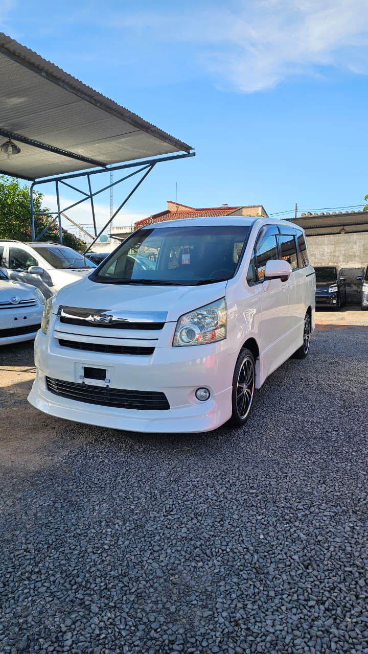TOYOTA NOAH 2008 RECIÉN IMPORTADO AUTOMÁTICO MOTOR 2000 NAFTERO