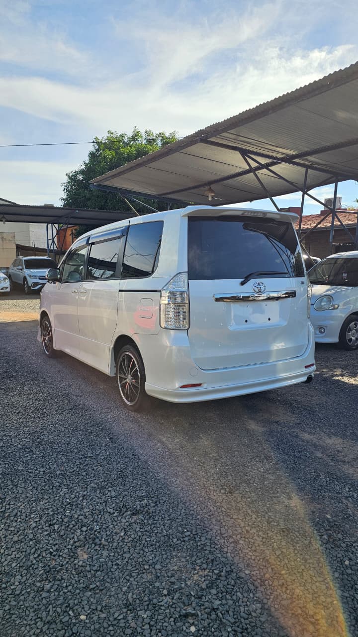 TOYOTA NOAH 2008 RECIÉN IMPORTADO AUTOMÁTICO MOTOR 2000 NAFTERO