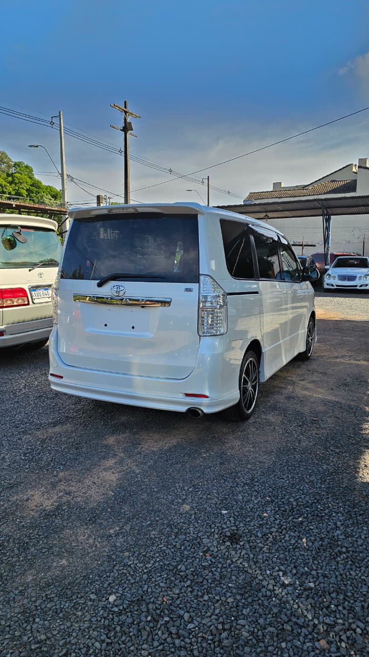 TOYOTA NOAH 2008 RECIÉN IMPORTADO AUTOMÁTICO MOTOR 2000 NAFTERO