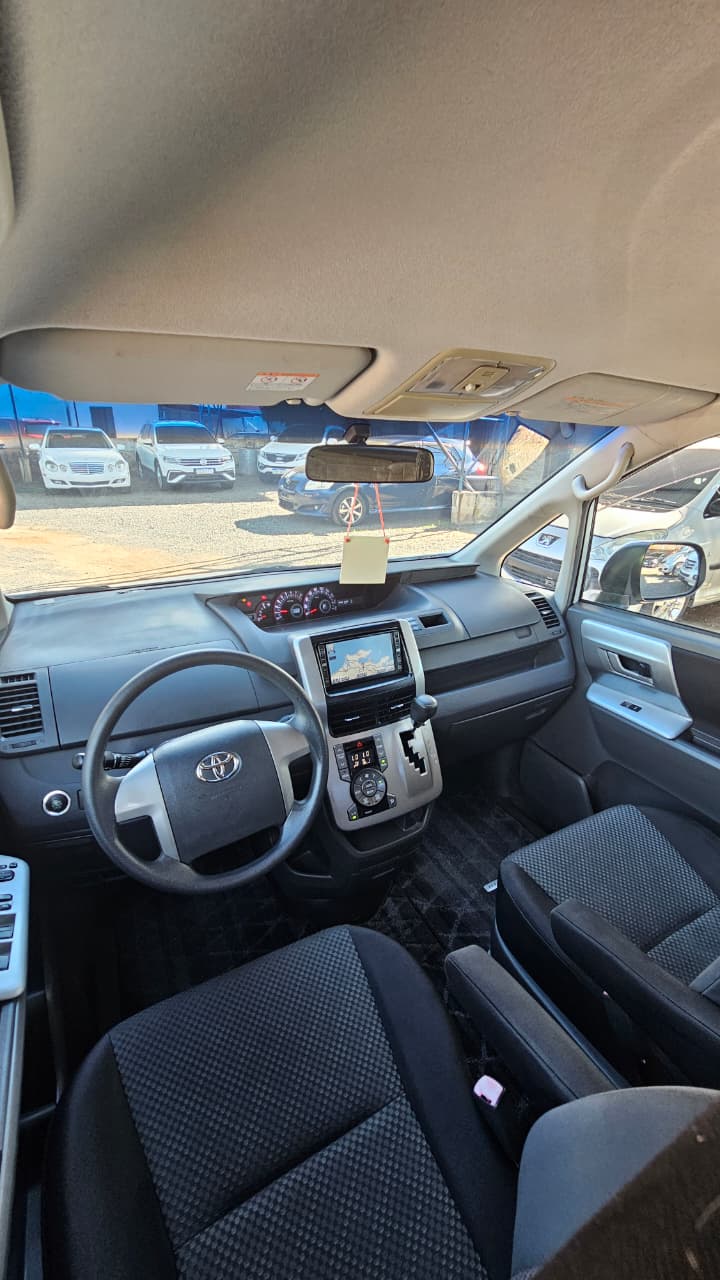 TOYOTA NOAH 2008 RECIÉN IMPORTADO AUTOMÁTICO MOTOR 2000 NAFTERO