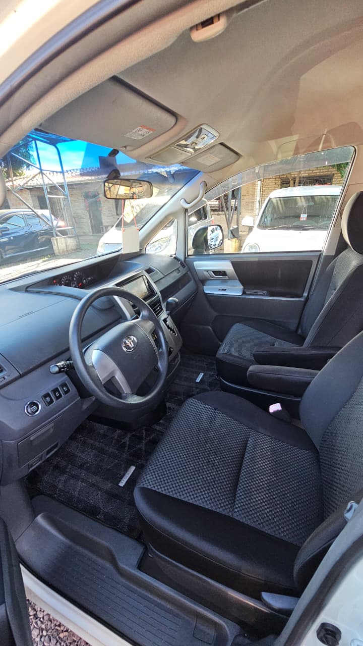 TOYOTA NOAH 2008 RECIÉN IMPORTADO AUTOMÁTICO MOTOR 2000 NAFTERO