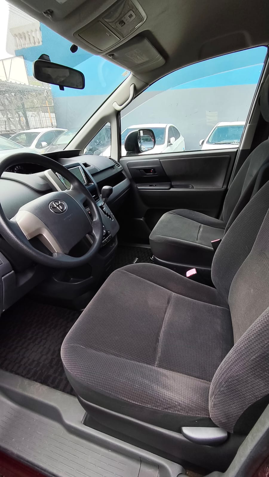TOYOTA VOXY 2009 RECIÉN IMPORTADO AUTOMÁTICO MOTOR 2000 NAFTERO