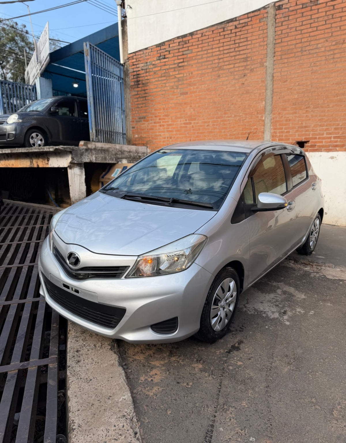 TOYOTA NEW VITZ 2013 AUTOMÁTICO RECIÉN IMPORTADO MOTOR 1300 NAFTERO