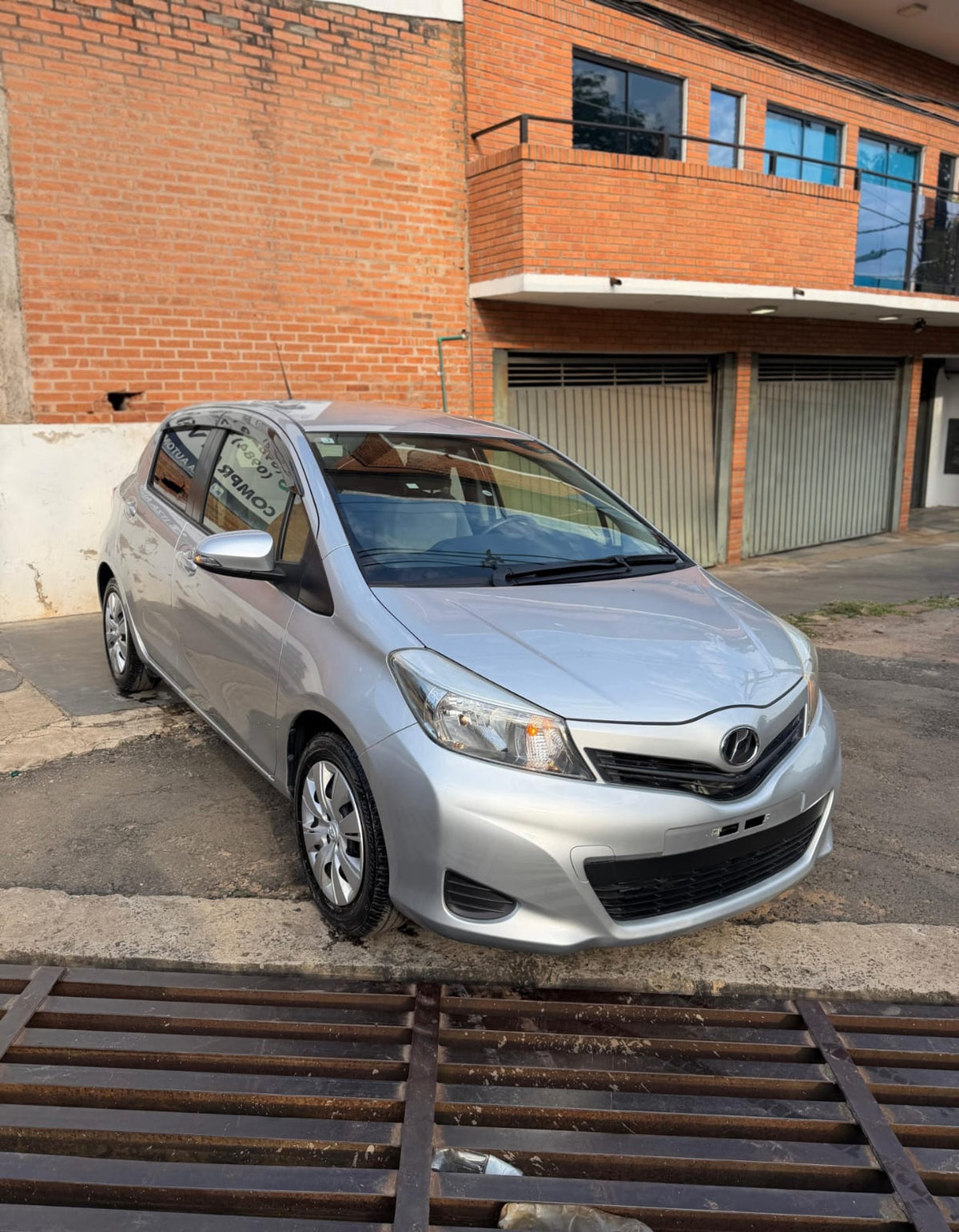 TOYOTA NEW VITZ 2013 AUTOMÁTICO RECIÉN IMPORTADO MOTOR 1300 NAFTERO