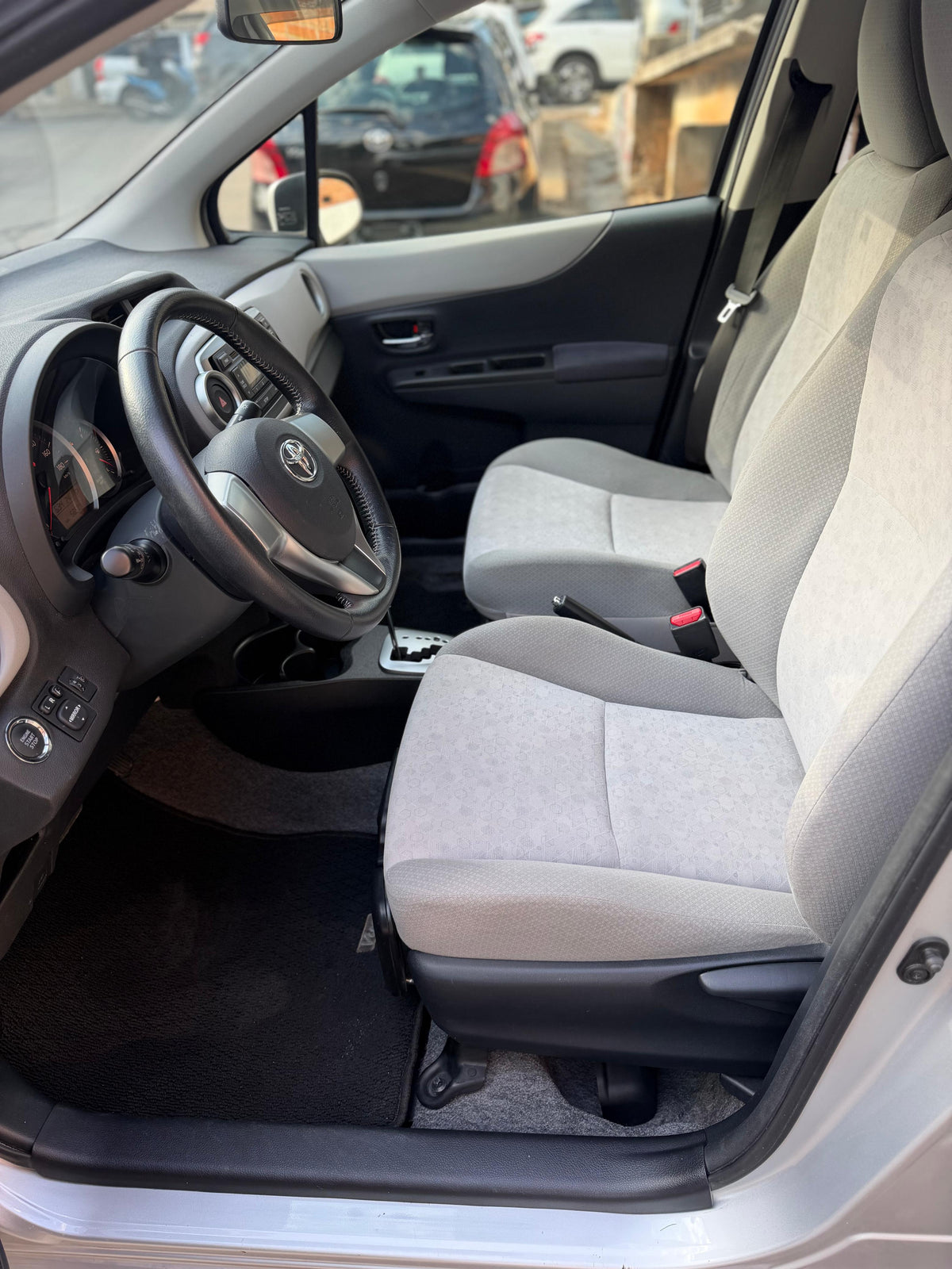 TOYOTA NEW VITZ 2013 AUTOMÁTICO RECIÉN IMPORTADO MOTOR 1300 NAFTERO