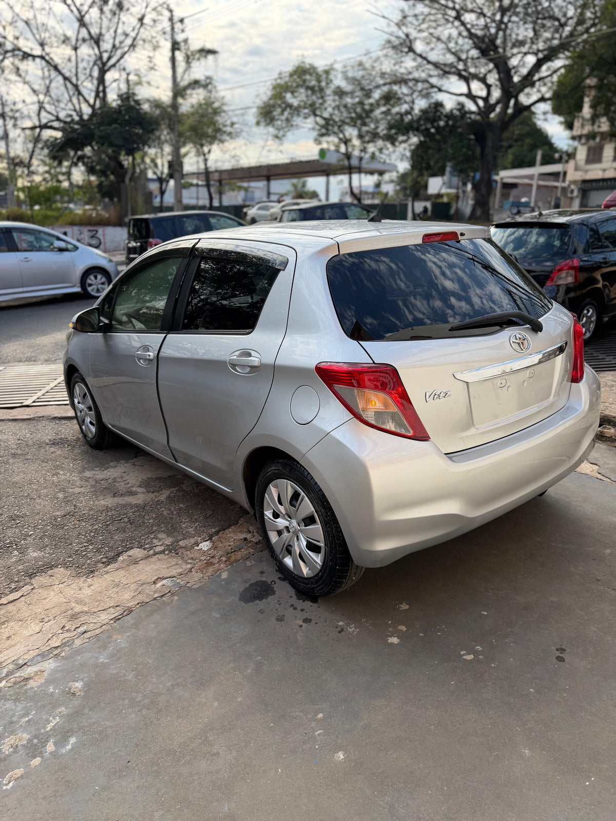TOYOTA NEW VITZ 2013 AUTOMÁTICO RECIÉN IMPORTADO MOTOR 1300 NAFTERO