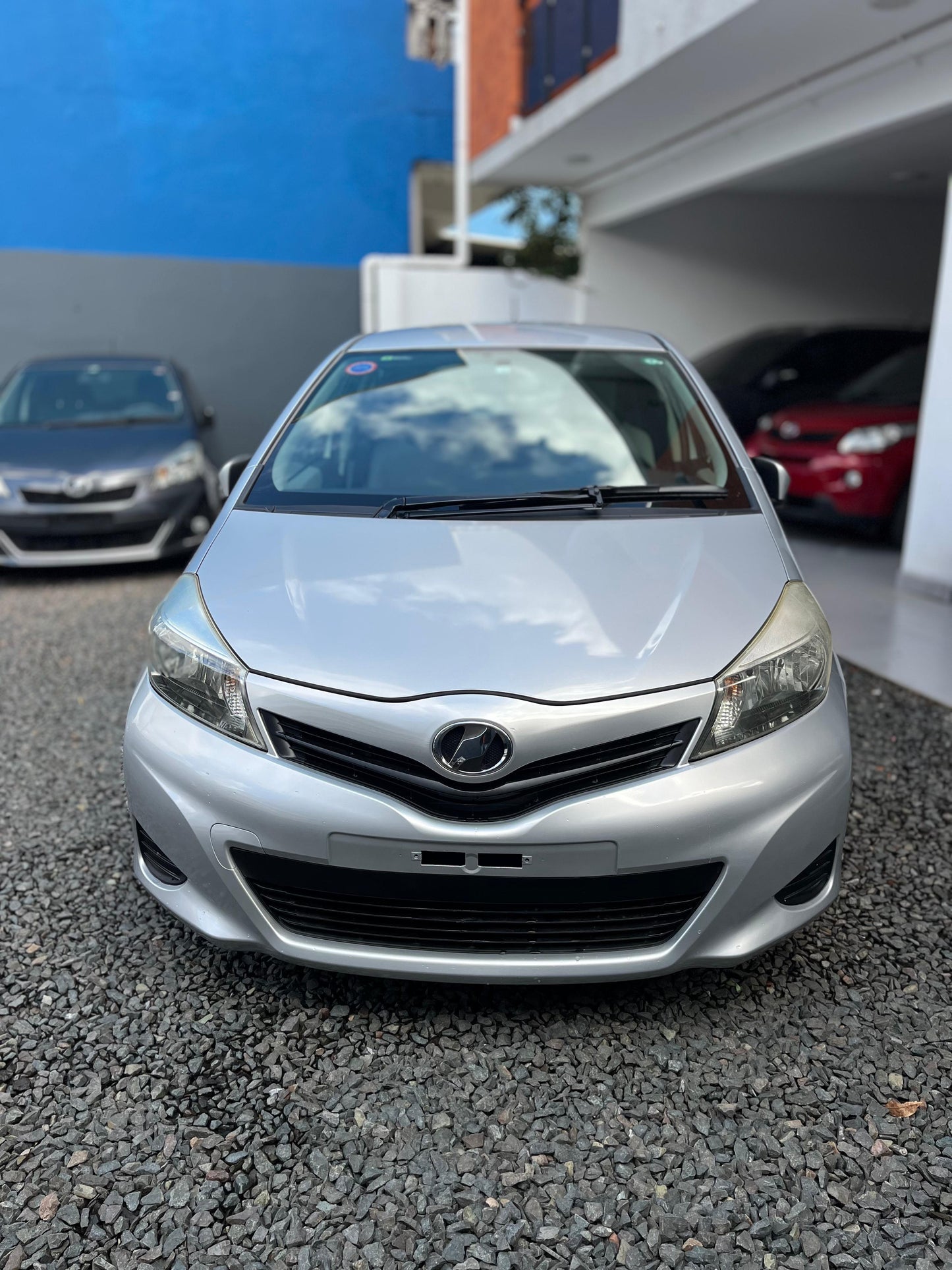 TOYOTA NEW VITZ 2011 RECIÉN IMPORTADO COLOR GRIS AUTOMÁTICO MOTOR 1300 NAFTERO