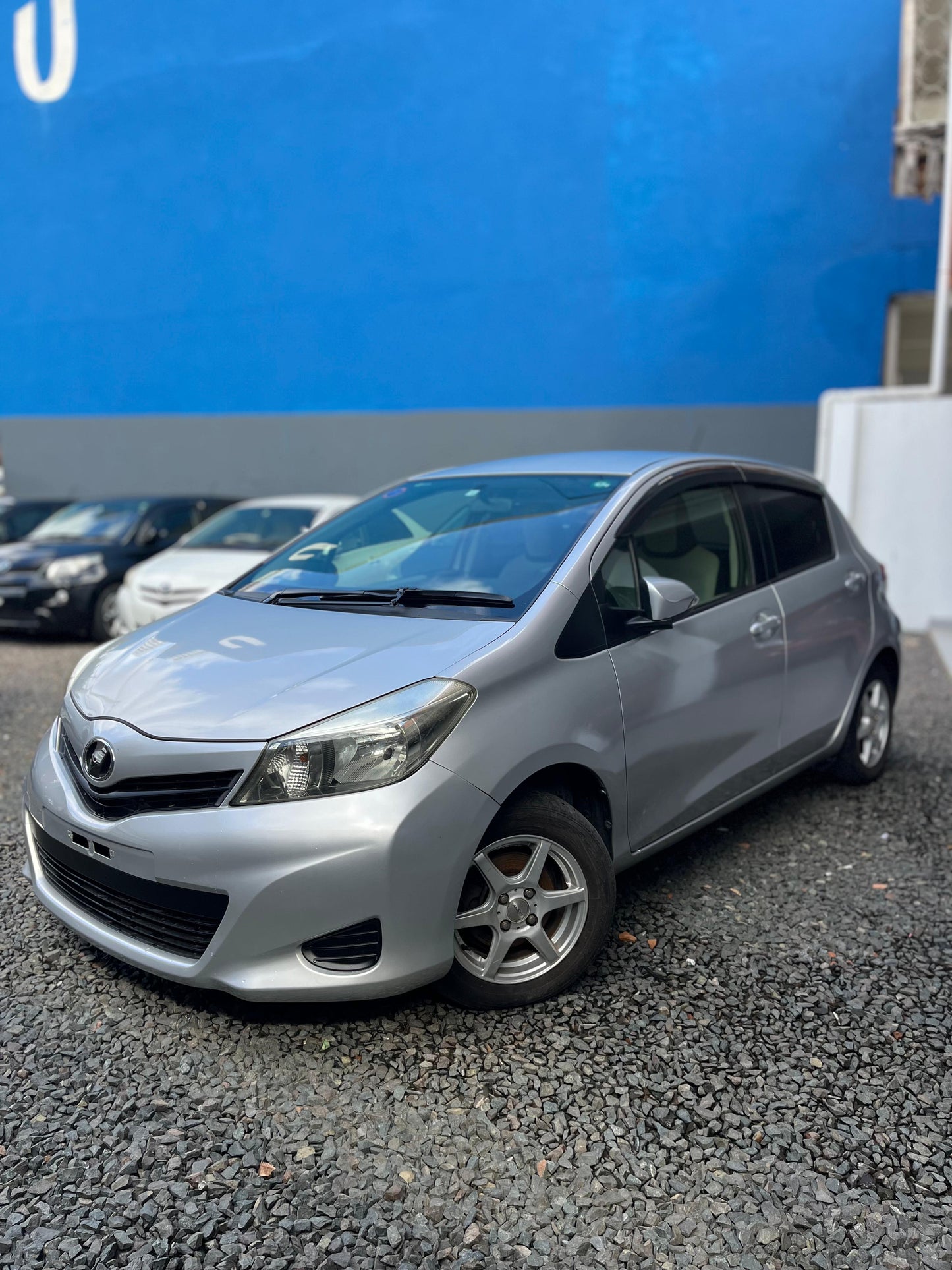 TOYOTA NEW VITZ 2011 RECIÉN IMPORTADO COLOR GRIS AUTOMÁTICO MOTOR 1300 NAFTERO