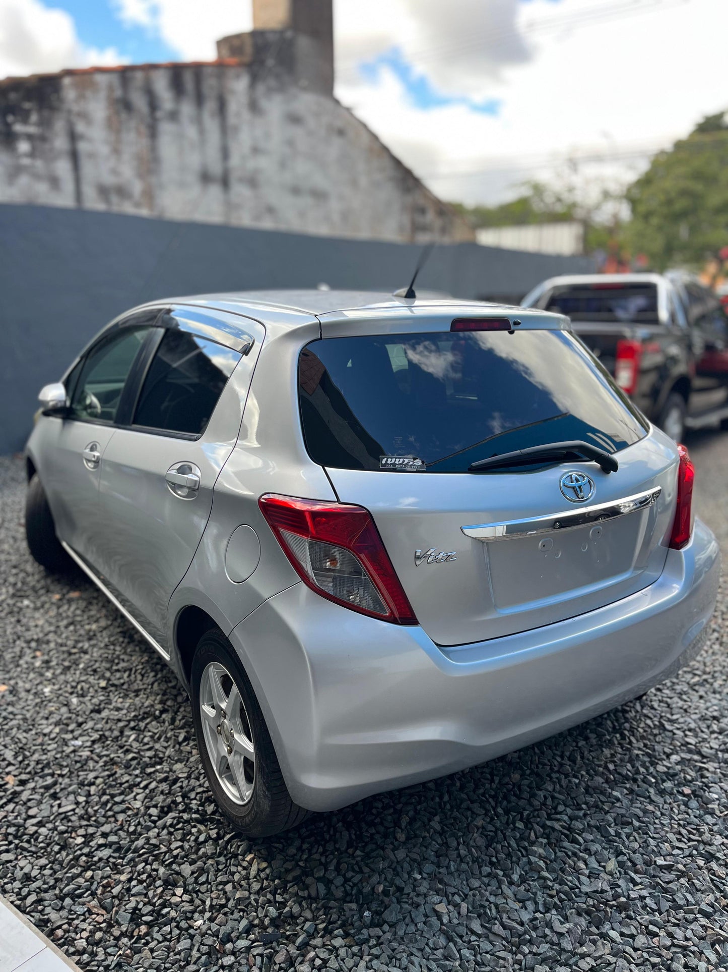 TOYOTA NEW VITZ 2011 RECIÉN IMPORTADO COLOR GRIS AUTOMÁTICO MOTOR 1300 NAFTERO