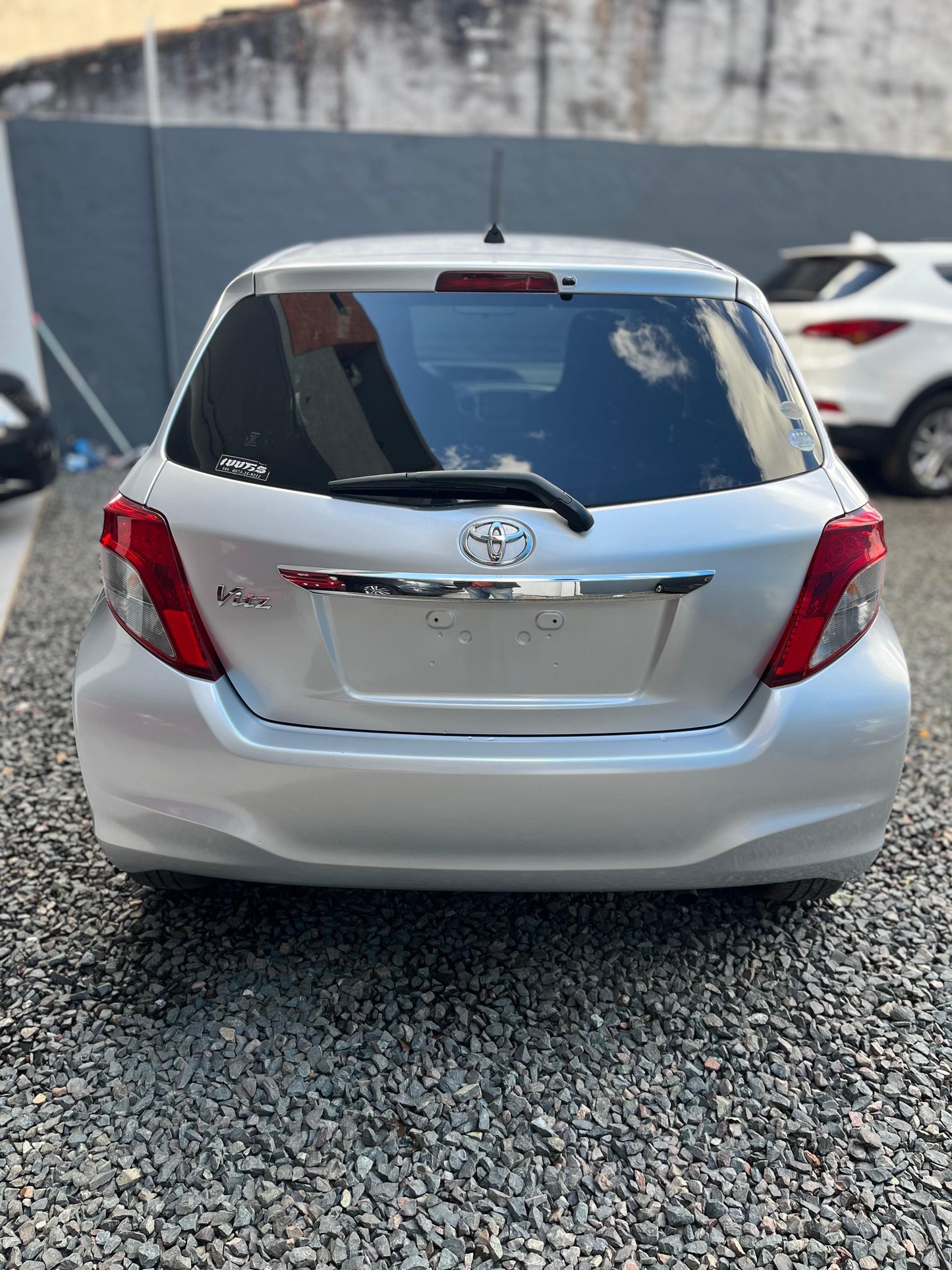 TOYOTA NEW VITZ 2011 RECIÉN IMPORTADO COLOR GRIS AUTOMÁTICO MOTOR 1300 NAFTERO