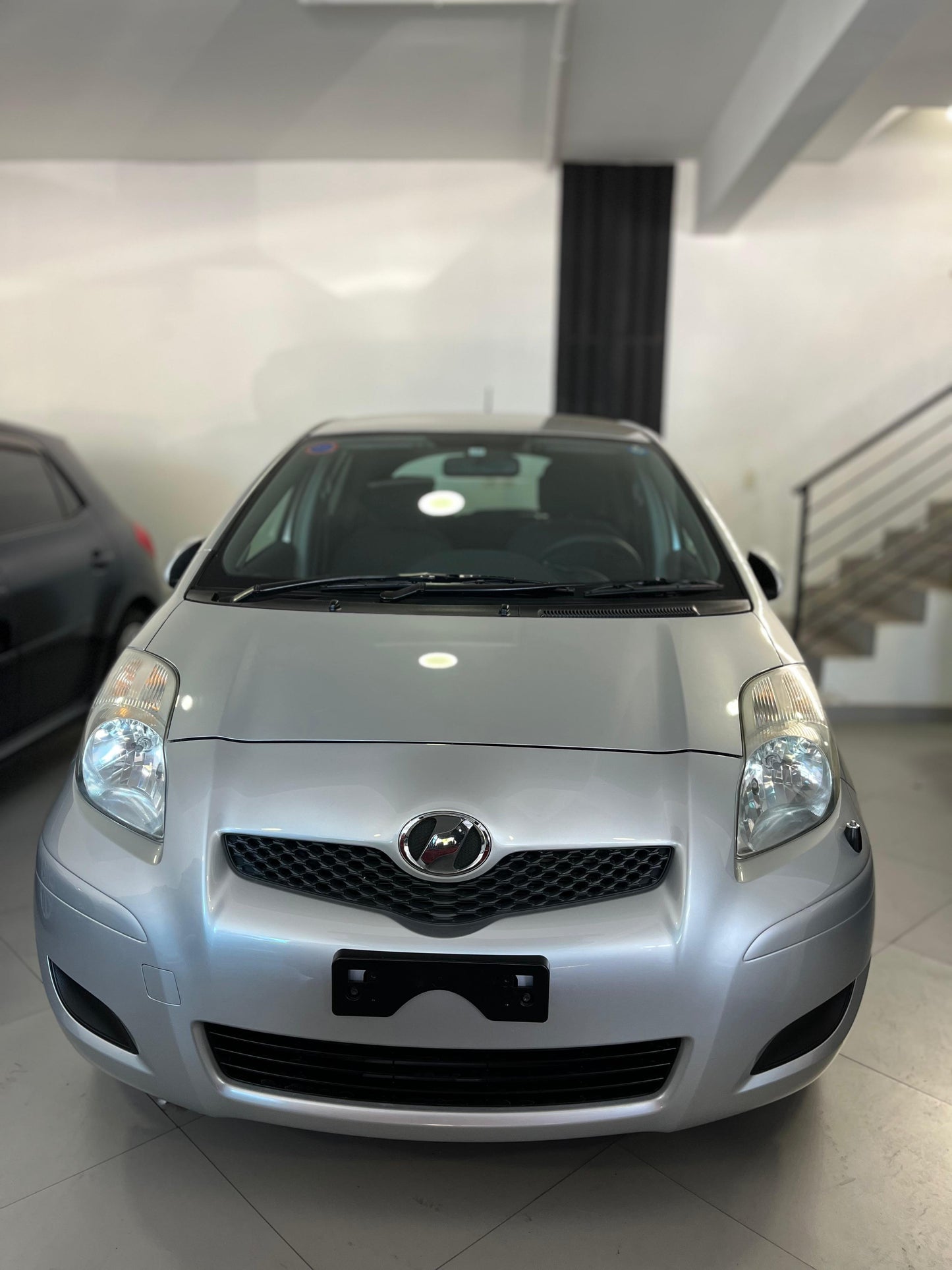 TOYOTA NEW VITZ 2009 RECIÉN IMPORTADO COLOR GRIS AUTOMÁTICO MOTOR 1300 NAFTERO