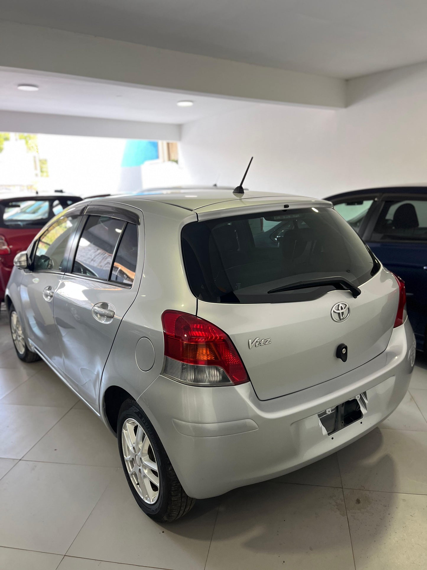 TOYOTA NEW VITZ 2009 RECIÉN IMPORTADO COLOR GRIS AUTOMÁTICO MOTOR 1300 NAFTERO