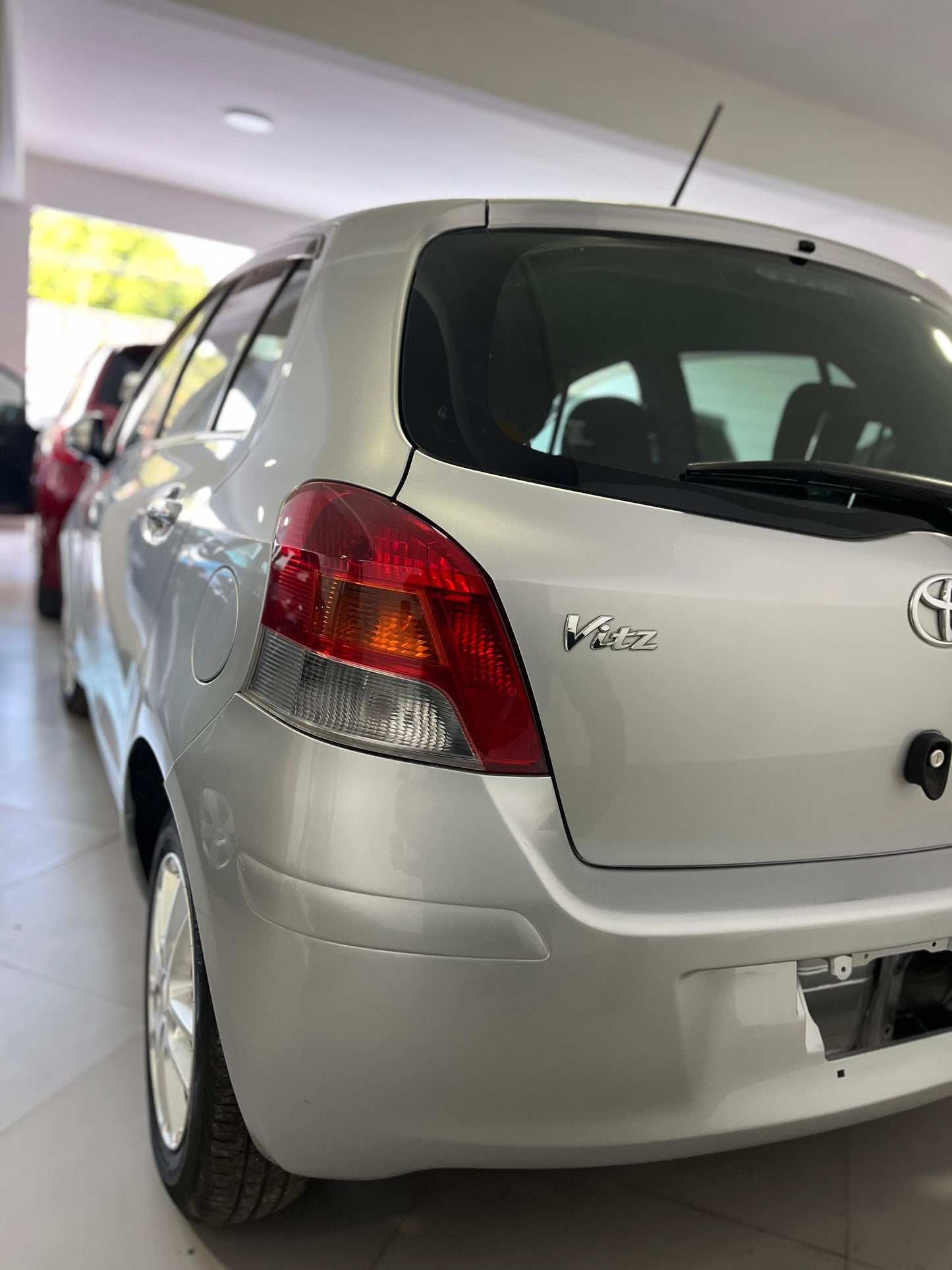 TOYOTA NEW VITZ 2009 RECIÉN IMPORTADO COLOR GRIS AUTOMÁTICO MOTOR 1300 NAFTERO