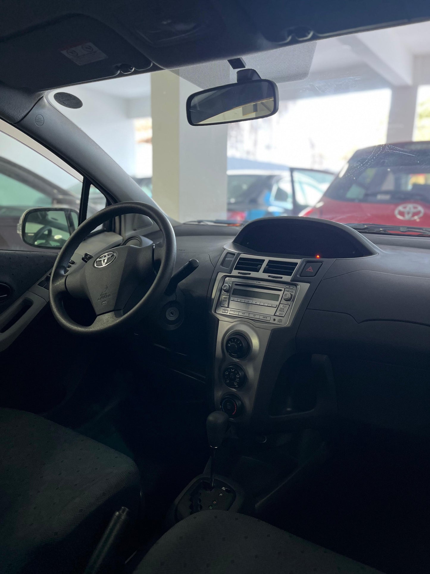 TOYOTA NEW VITZ 2009 RECIÉN IMPORTADO COLOR GRIS AUTOMÁTICO MOTOR 1300 NAFTERO