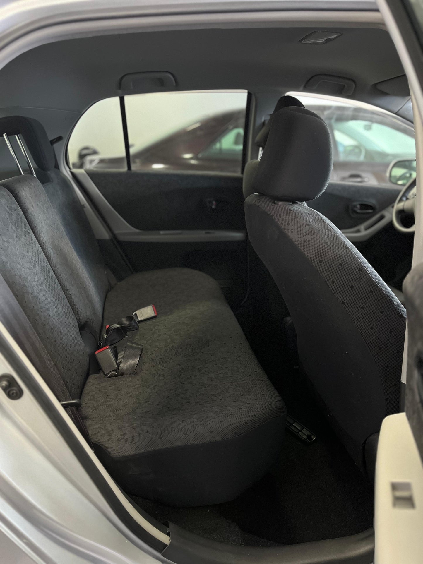 TOYOTA NEW VITZ 2009 RECIÉN IMPORTADO COLOR GRIS AUTOMÁTICO MOTOR 1300 NAFTERO