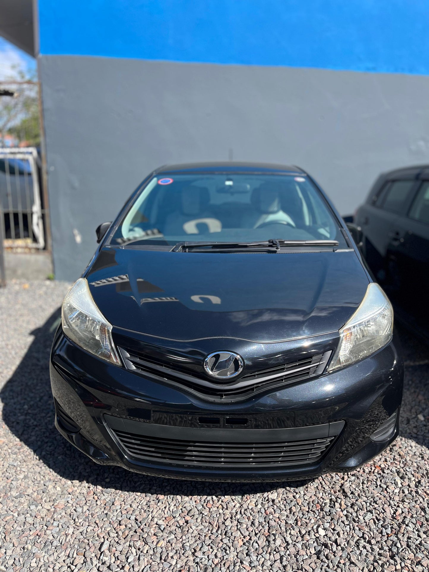 TOYOTA NEW VITZ 2011 RECIÉN IMPORTADO COLOR NEGRO AUTOMÁTICO MOTOR 1300 NAFTERO