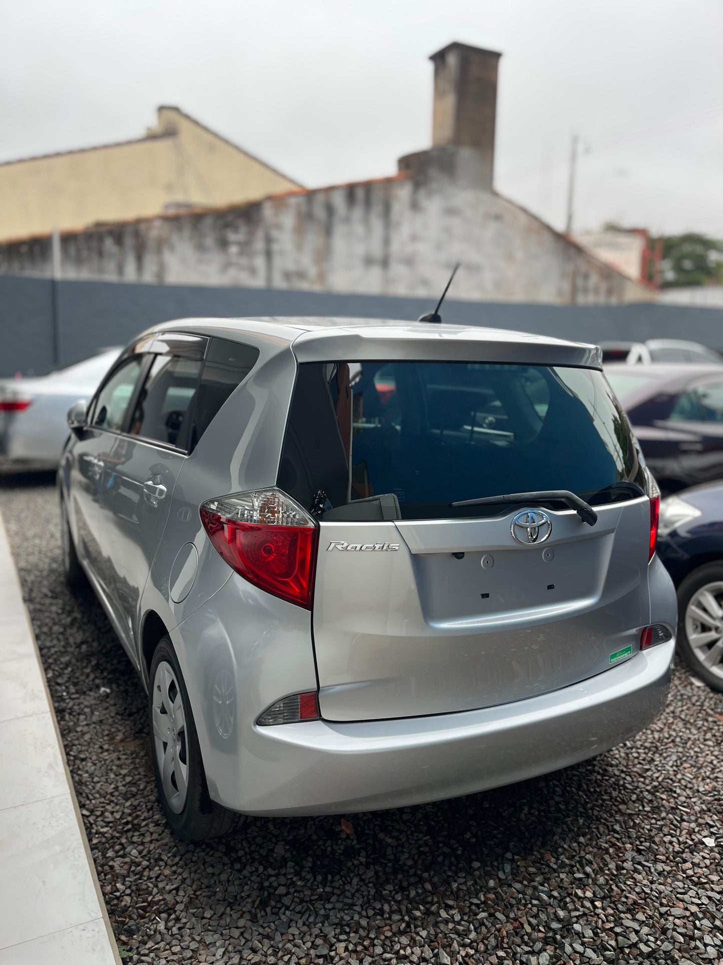 TOYOTA RACTIS 2011 RECIÉN IMPORTADO COLOR GRIS AUTOMÁTICO MOTOR 1500 NAFTERO