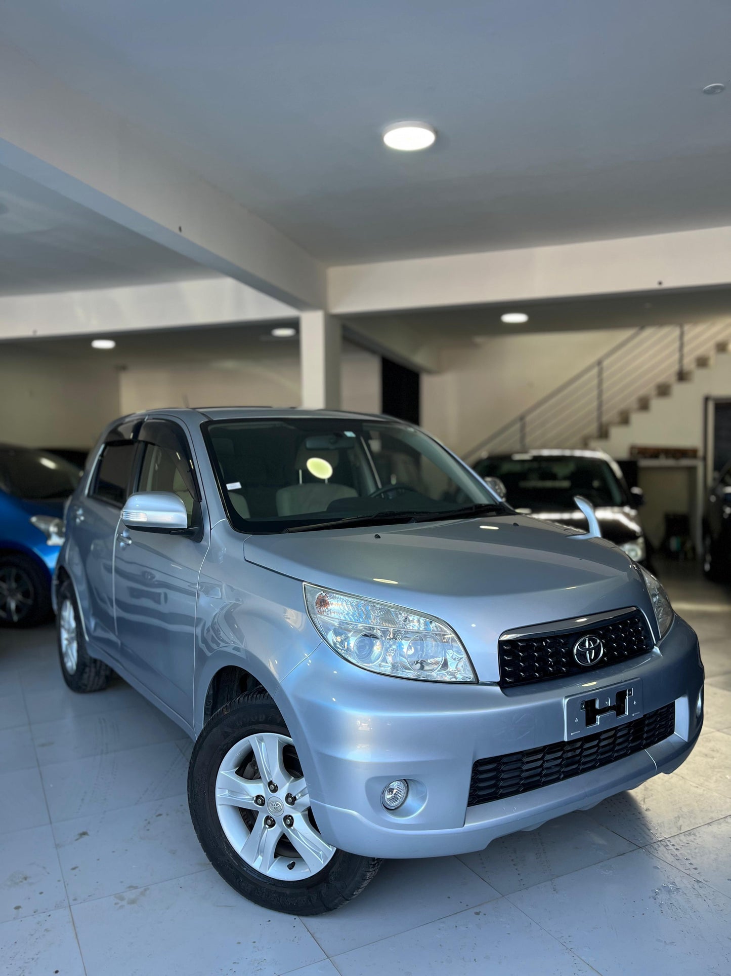 TOYOTA RUSH 2012 4X2 RECIÉN IMPORTADO COLOR PLATA MOTOR 1500 NAFTERO