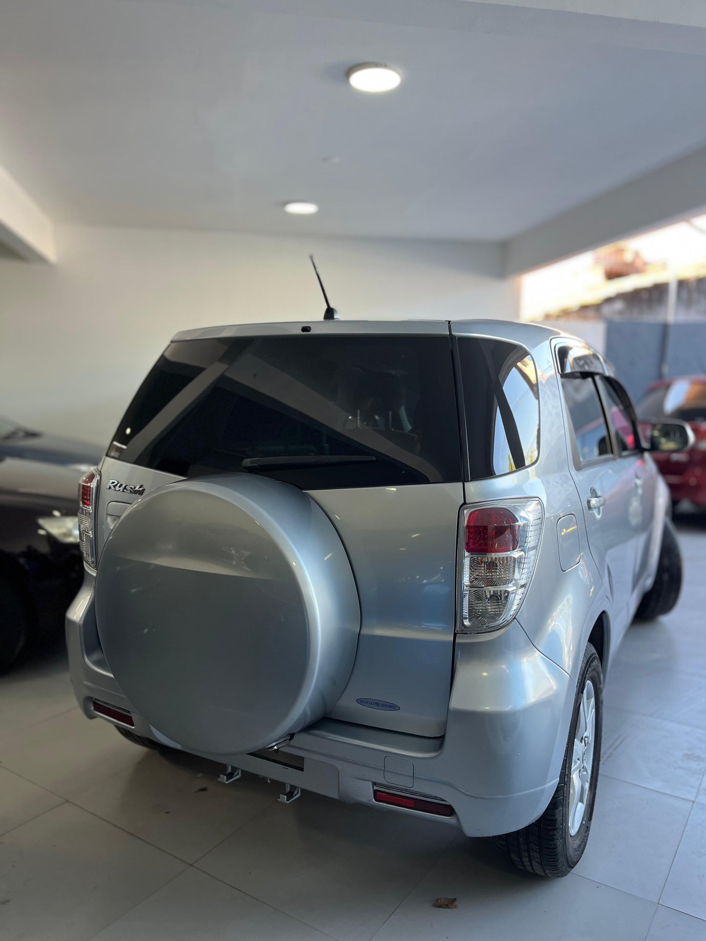 TOYOTA RUSH 2012 4X2 RECIÉN IMPORTADO COLOR PLATA MOTOR 1500 NAFTERO