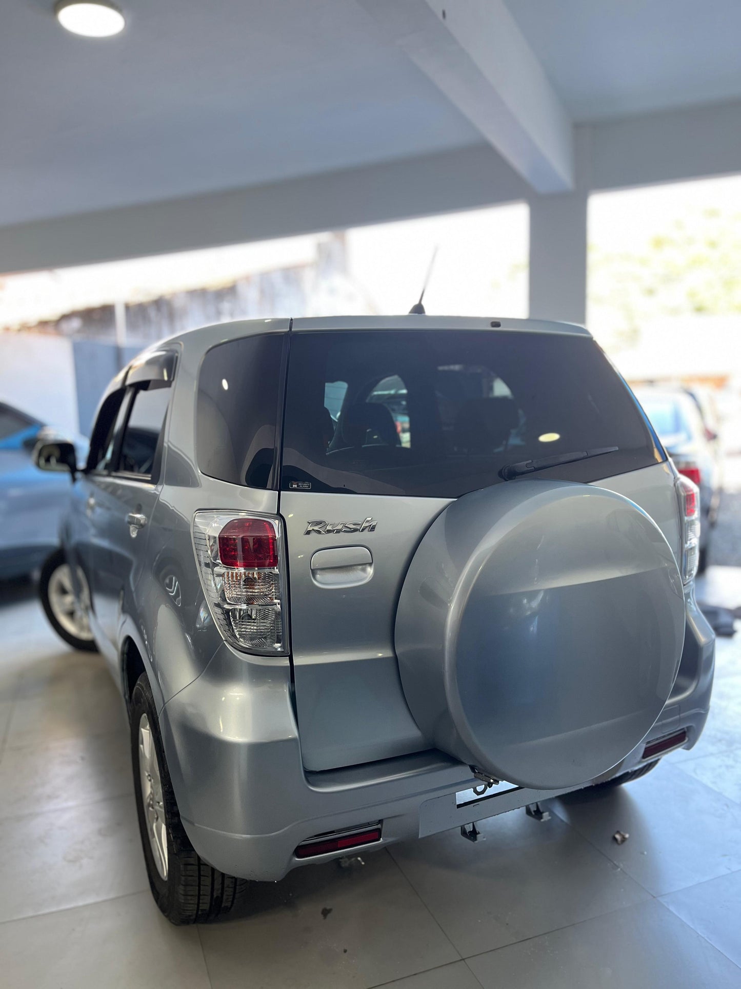 TOYOTA RUSH 2012 4X2 RECIÉN IMPORTADO COLOR PLATA MOTOR 1500 NAFTERO