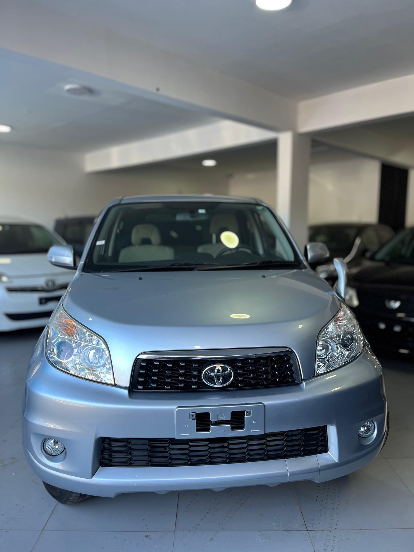 TOYOTA RUSH 2012 4X2 RECIÉN IMPORTADO COLOR PLATA MOTOR 1500 NAFTERO