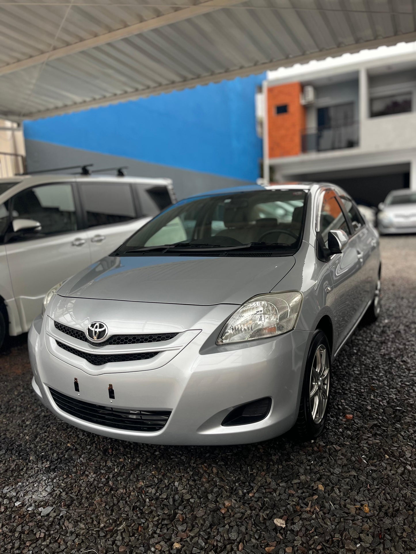 TOYOTA BELTA 2007 RECIÉN IMPORTADO COLOR GRIS AUTOMÁTICO MOTOR 1300 NAFTERO