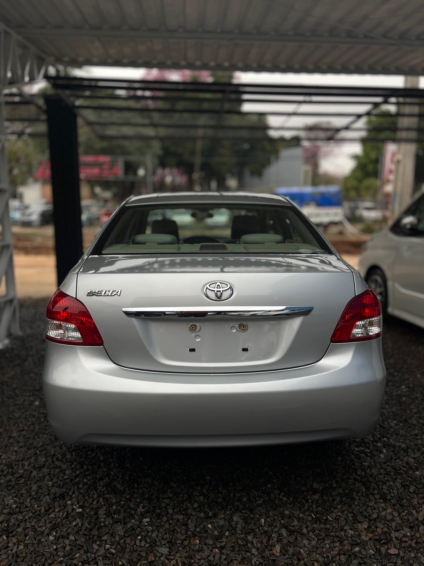 TOYOTA BELTA 2007 RECIÉN IMPORTADO COLOR GRIS AUTOMÁTICO MOTOR 1300 NAFTERO