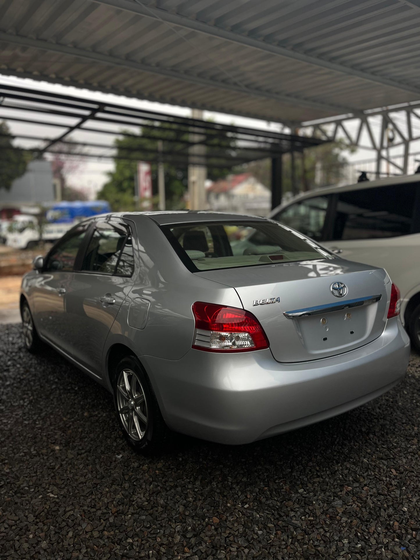 TOYOTA BELTA 2007 RECIÉN IMPORTADO COLOR GRIS AUTOMÁTICO MOTOR 1300 NAFTERO