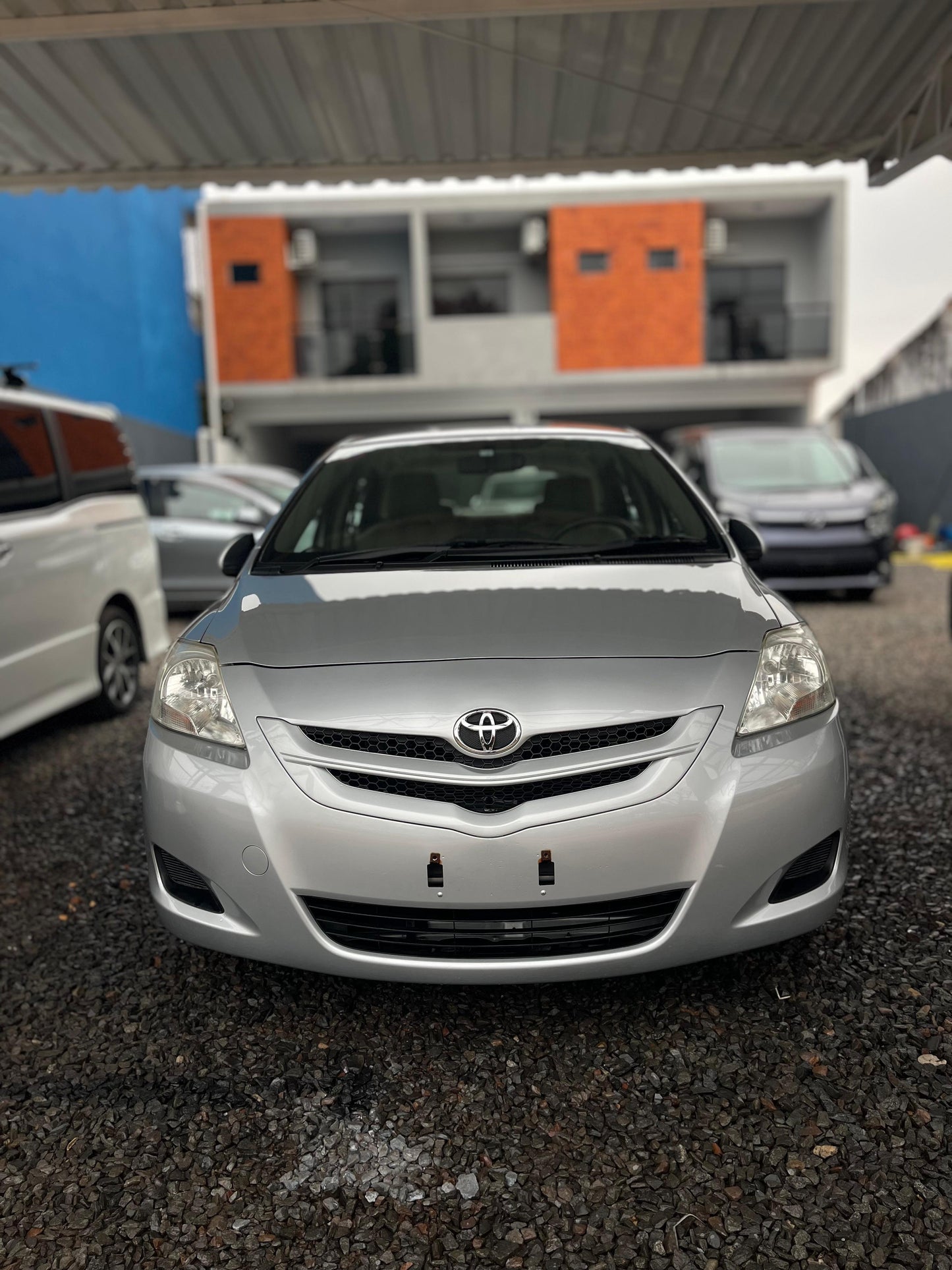 TOYOTA BELTA 2007 RECIÉN IMPORTADO COLOR GRIS AUTOMÁTICO MOTOR 1300 NAFTERO