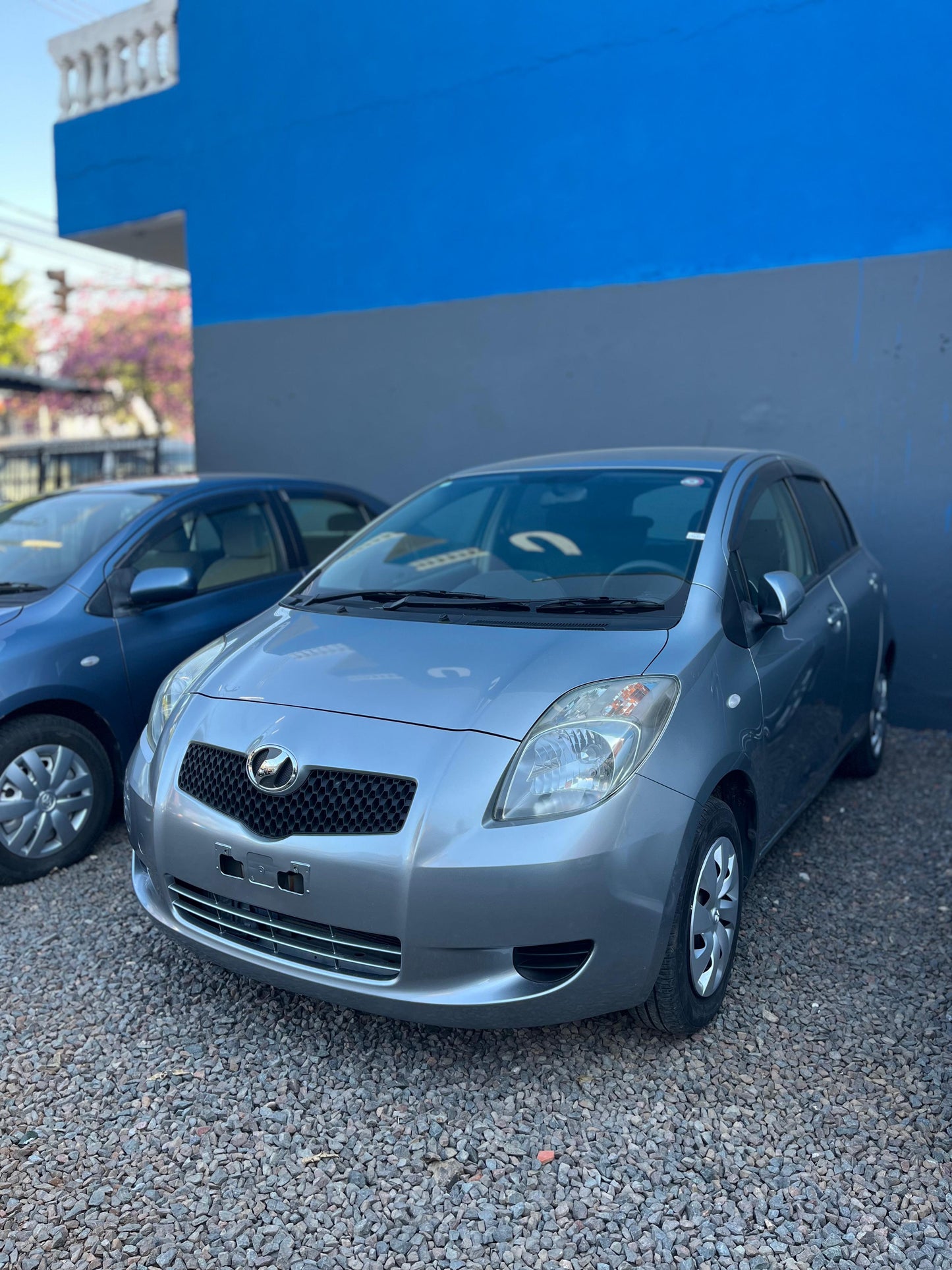 TOYOTA NEW VITZ 2005 RECIÉN IMPORTADO COLOR GRIS AUTOMÁTICO MOTOR 1300 NAFTERO