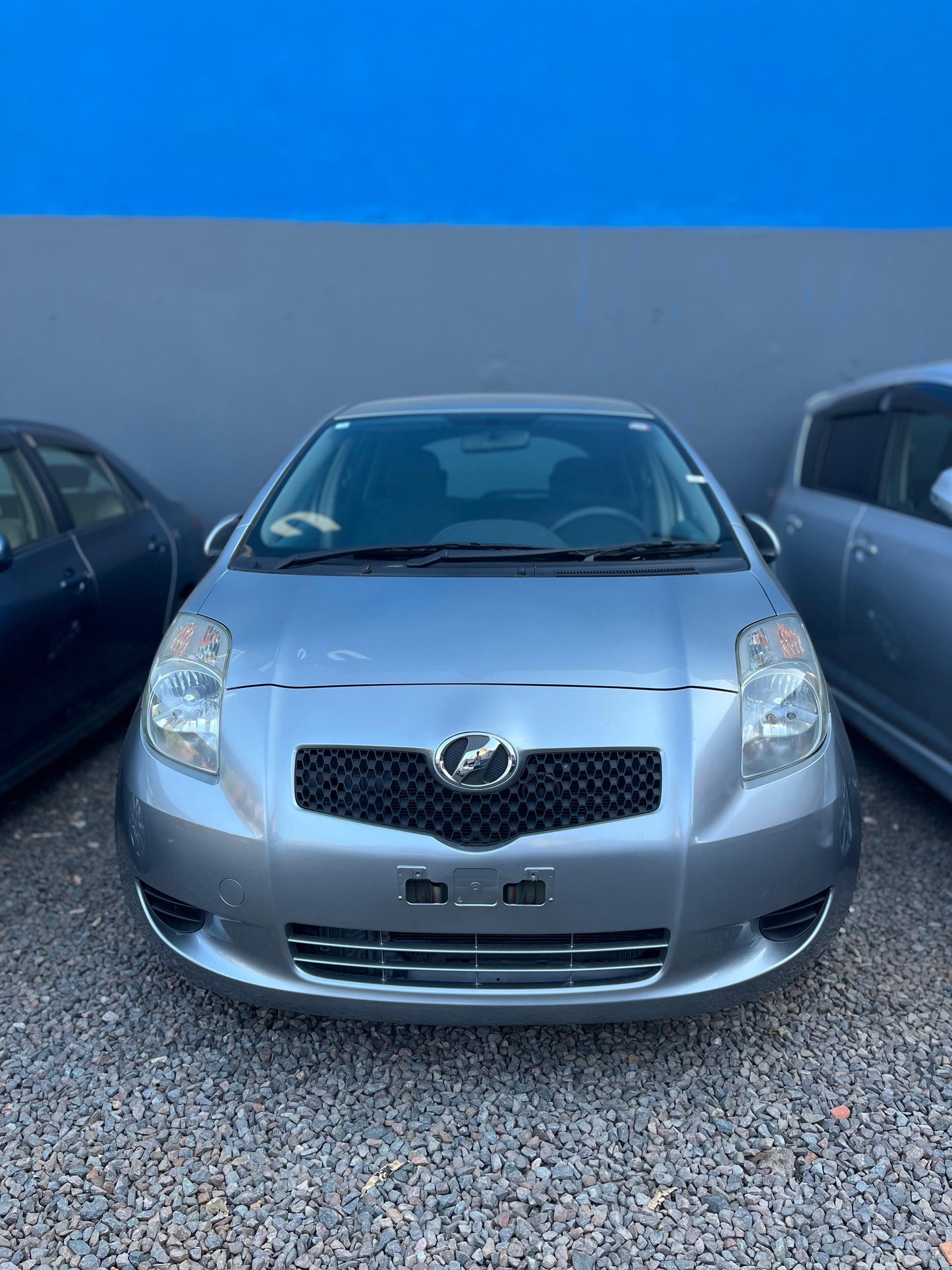 TOYOTA NEW VITZ 2005 RECIÉN IMPORTADO COLOR GRIS AUTOMÁTICO MOTOR 1300 NAFTERO