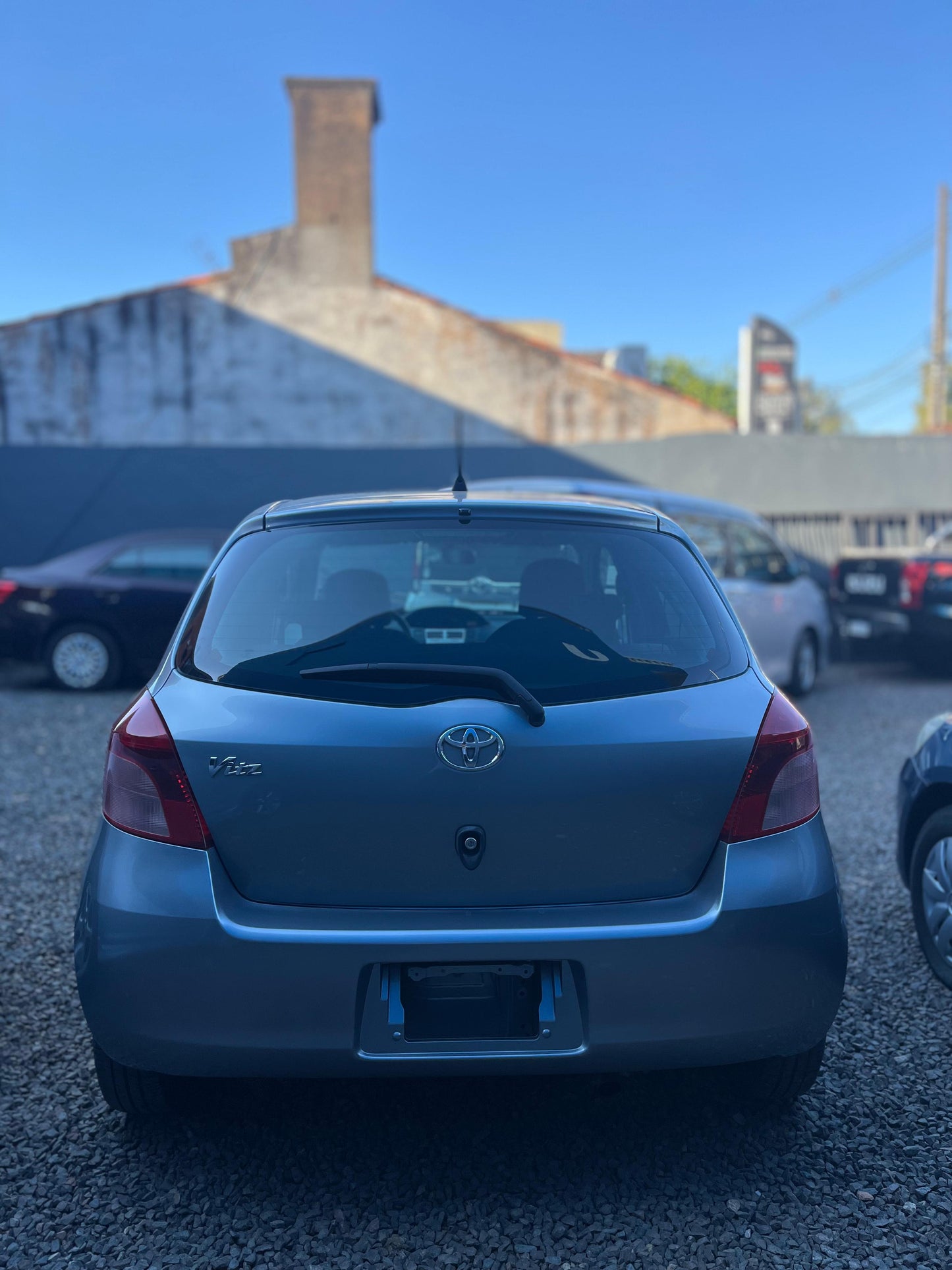 TOYOTA NEW VITZ 2005 RECIÉN IMPORTADO COLOR GRIS AUTOMÁTICO MOTOR 1300 NAFTERO