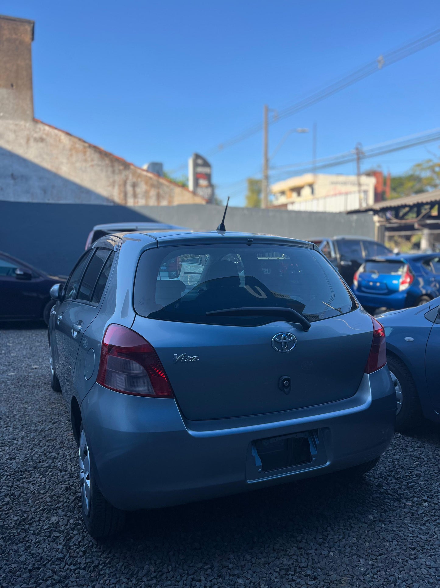 TOYOTA NEW VITZ 2005 RECIÉN IMPORTADO COLOR GRIS AUTOMÁTICO MOTOR 1300 NAFTERO