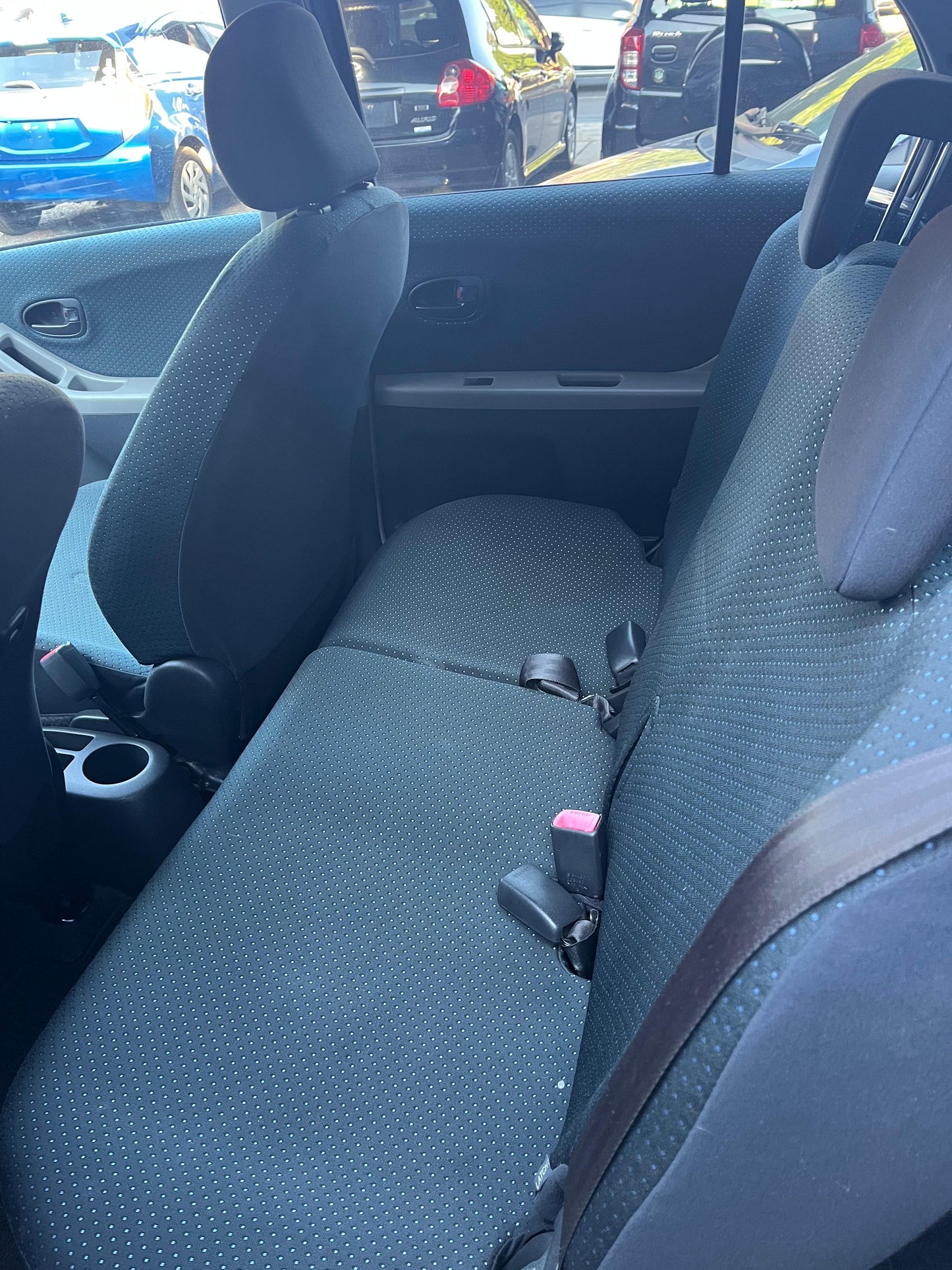 TOYOTA NEW VITZ 2005 RECIÉN IMPORTADO COLOR GRIS AUTOMÁTICO MOTOR 1300 NAFTERO