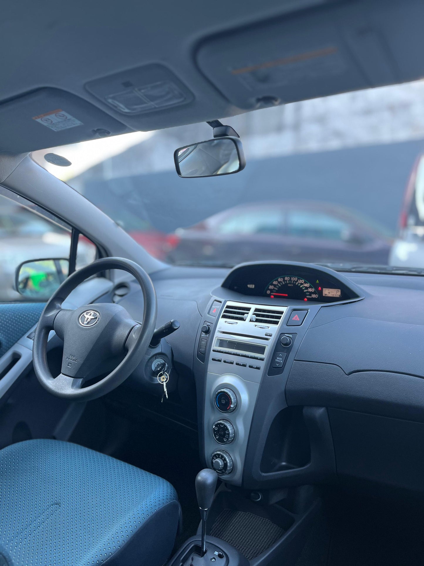 TOYOTA NEW VITZ 2005 RECIÉN IMPORTADO COLOR GRIS AUTOMÁTICO MOTOR 1300 NAFTERO