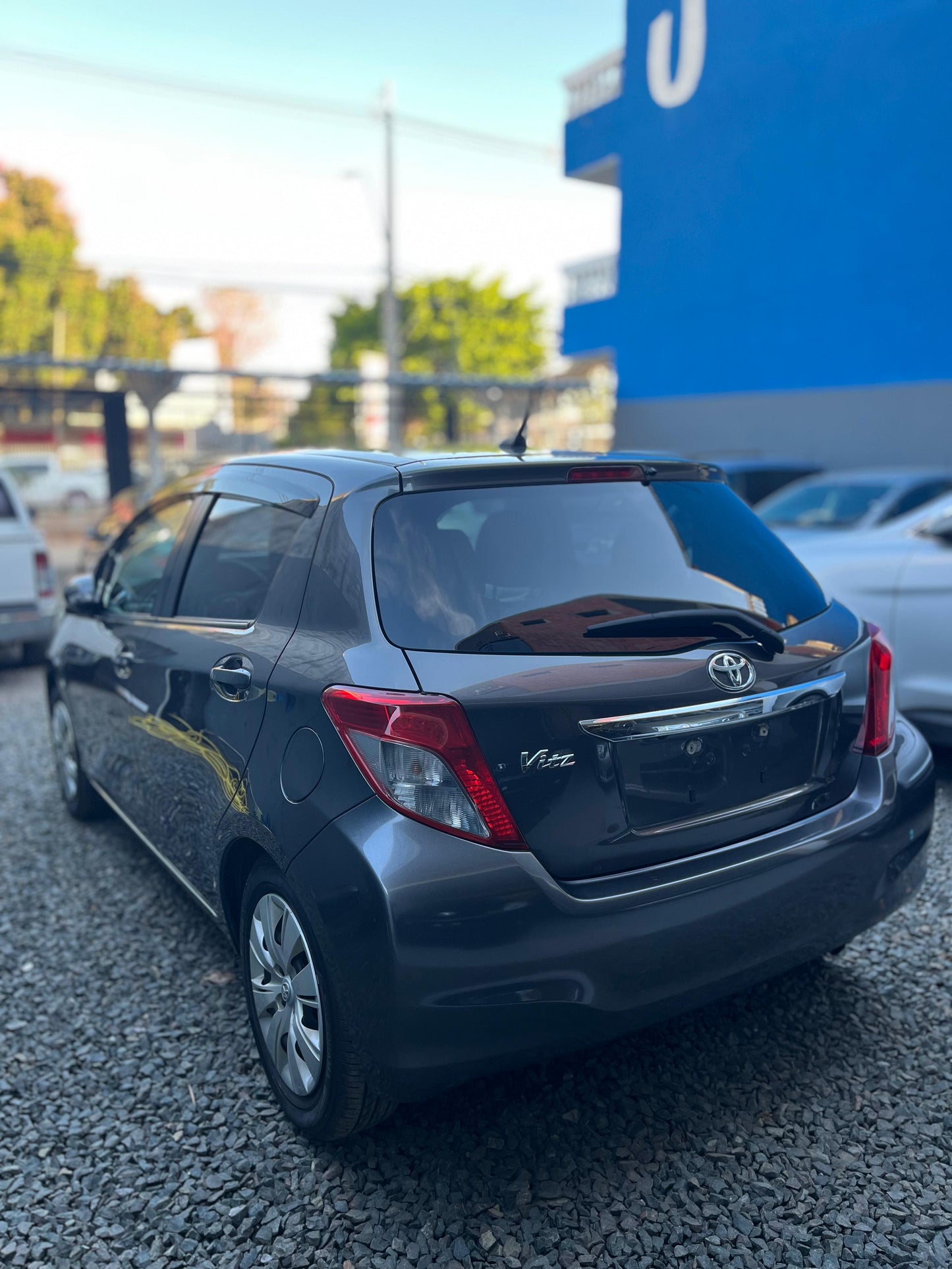 TOYOTA NEW VITZ 2011 RECIÉN IMPORTADO COLOR GRIS HUMO AUTOMÁTICO MOTOR 1300 NAFTERO