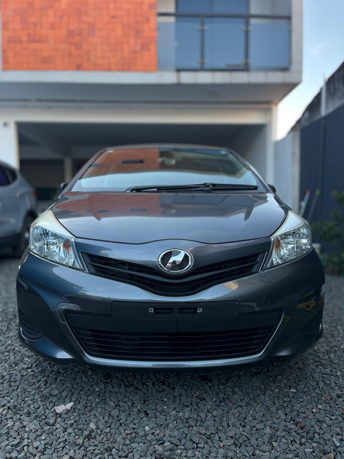 TOYOTA NEW VITZ 2011 RECIÉN IMPORTADO COLOR GRIS HUMO AUTOMÁTICO MOTOR 1300 NAFTERO