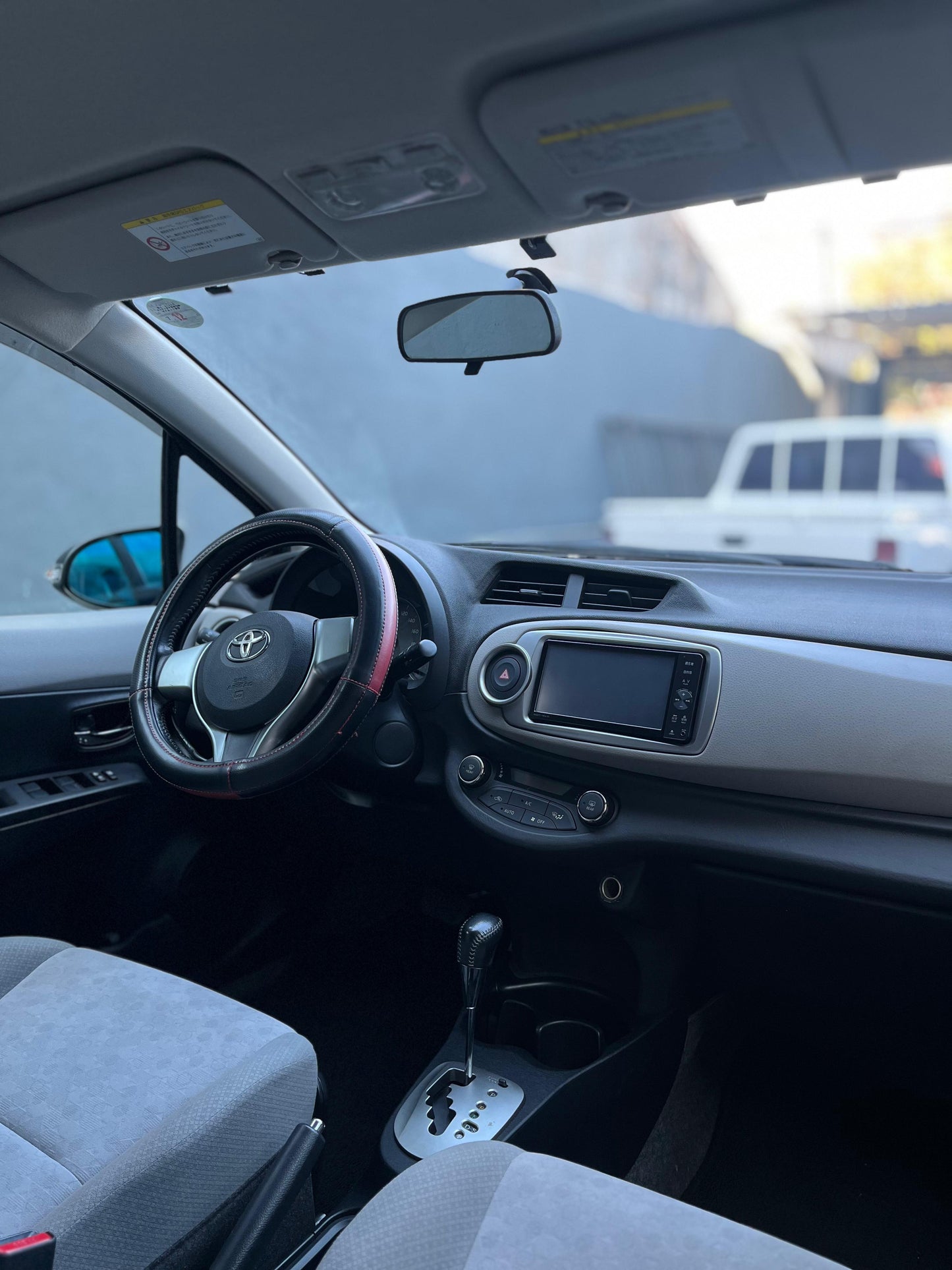 TOYOTA NEW VITZ 2011 RECIÉN IMPORTADO COLOR GRIS HUMO AUTOMÁTICO MOTOR 1300 NAFTERO