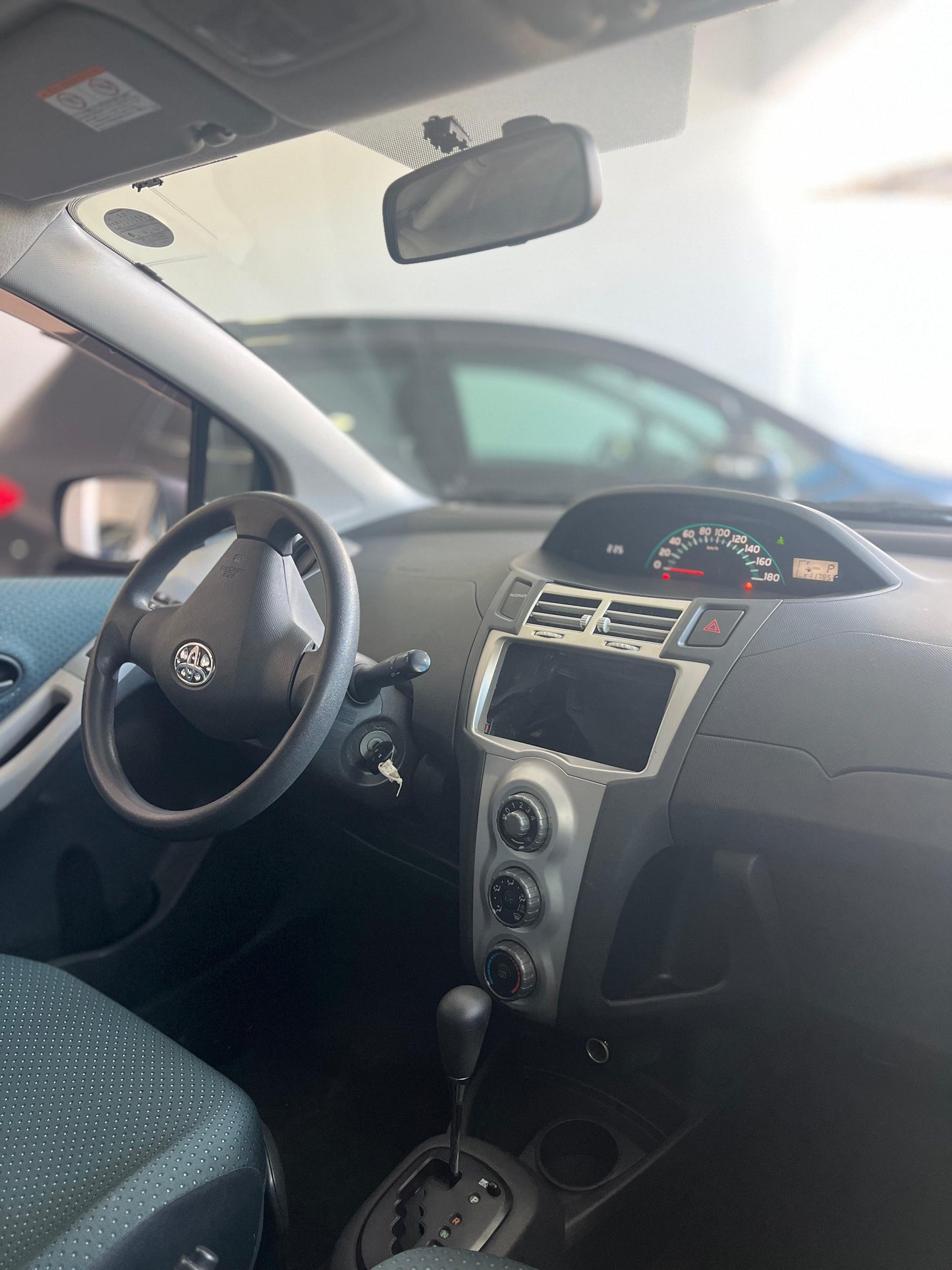 TOYOTA NEW VITZ 2006 RECIÉN IMPORTADO COLOR AZUL AUTOMÁTICO MOTOR 1300 NAFTERO